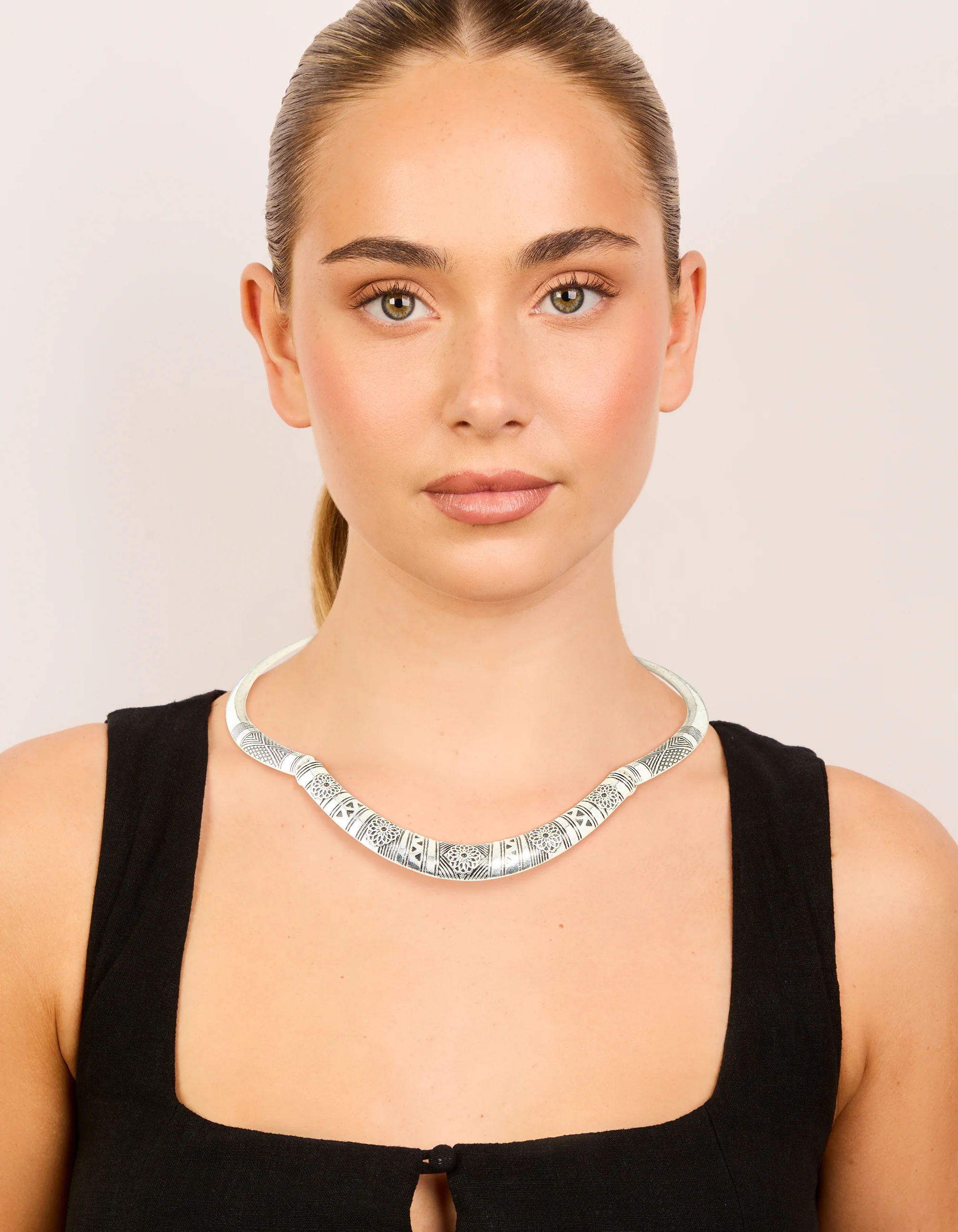 Antique Silver Textured Patterned Adjustable Choker Necklace - Image 3