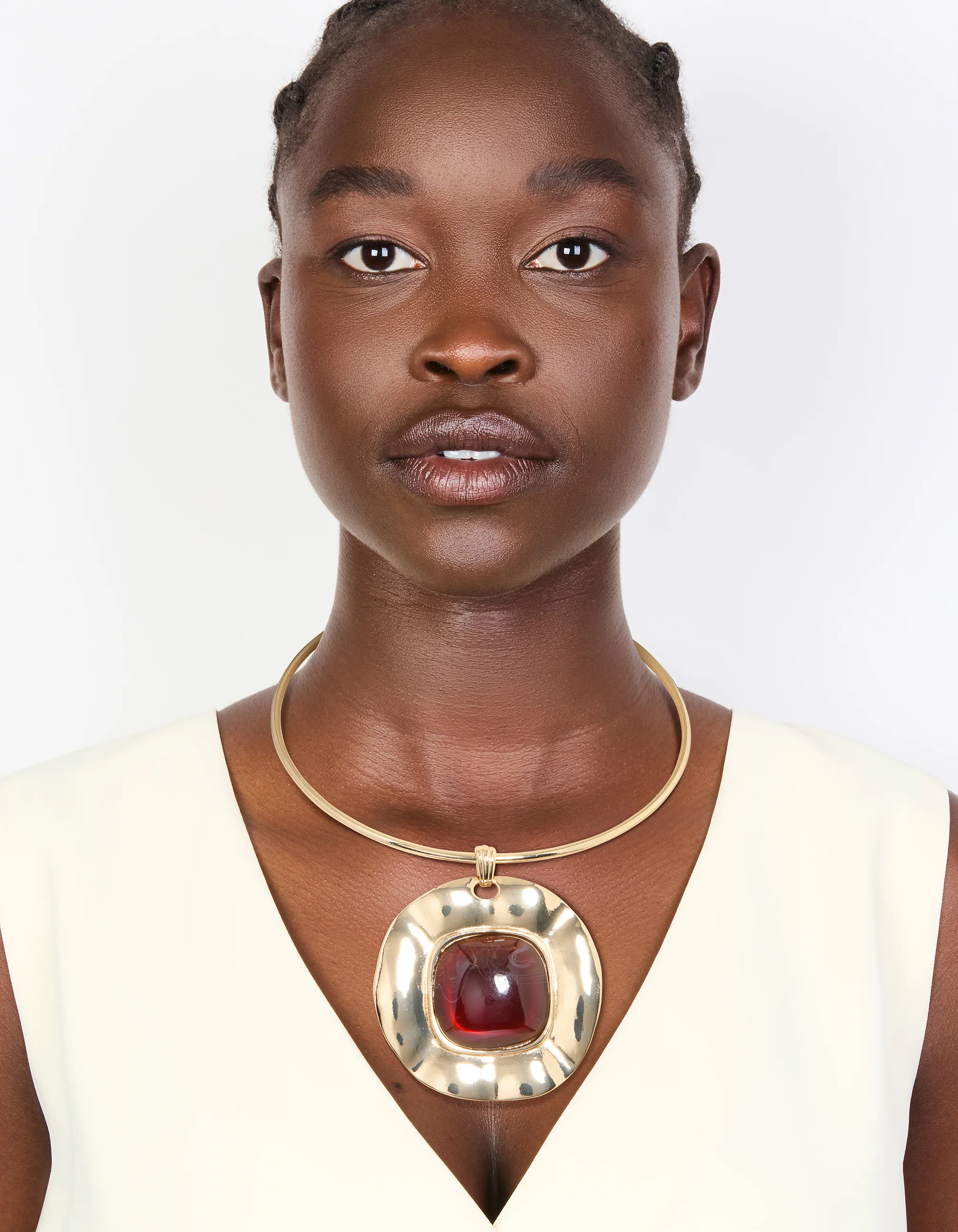 Gold Dark Red Resin Large Pendant Choker Necklace - Image 2